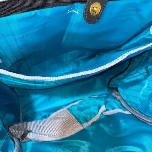 Kroser Laptop Backpack with charging cord and lots of compartments black gold - Picture 6 of 9